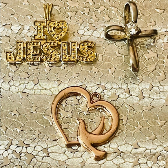 Lot Of 3 Religious Christian’s Pendant Cross Heart Dove Design #2 - Picture 1 of 5